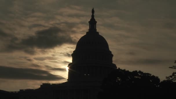 Felhők mozgás Capitol épület mögött — Stock videók