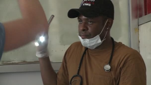 Lékaři pracují na zraněné oběti — Stock video