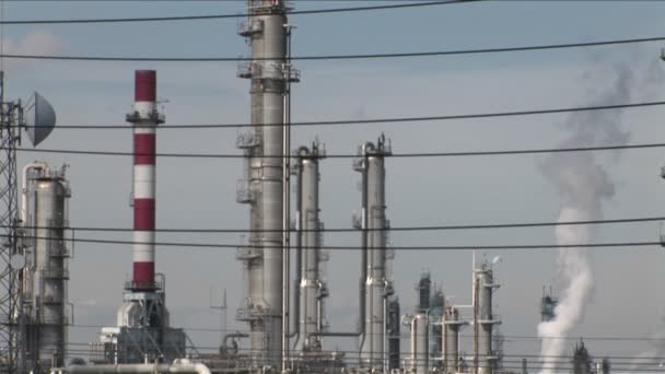 El vapor sale de una refinería de petróleo — Vídeo de stock