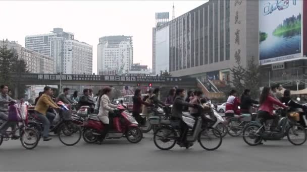 Motorcycles crowd a street — Stock Video