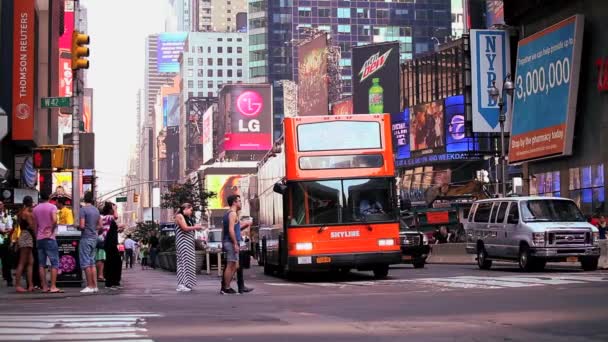 Voetgangers passeren op straat in New York — Stockvideo