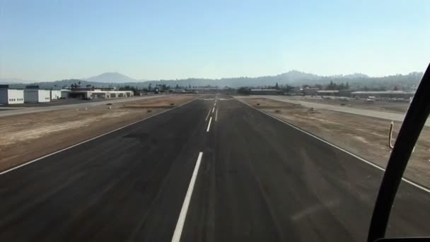 Ένα αεροπλάνο που απογειώνεται από το αεροδρόμιο — Αρχείο Βίντεο