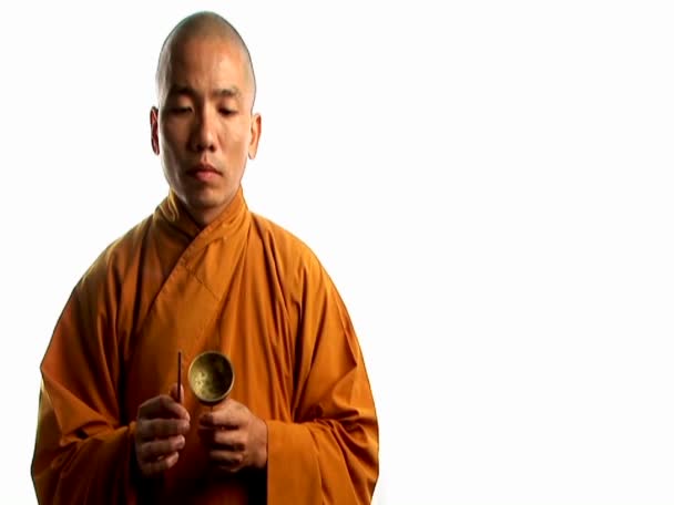 En buddhistisk munk kranar en klocka — Stockvideo