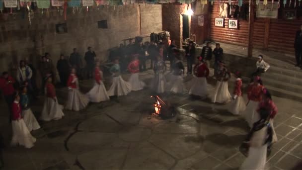 Inheemse vrouwen voeren een ceremoniële dans — Stockvideo