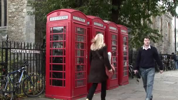 Červené telefonní budky v řadě — Stock video