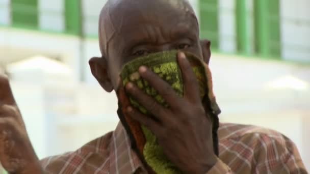 Un refugiado cubre su rostro tras el devastador terremoto — Vídeos de Stock