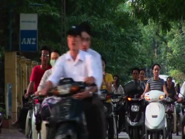 Motocicletas se mueven a lo largo de una carretera en Ciudad Ho Chi Minh — Vídeos de Stock