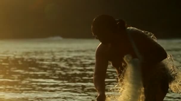 Polynesian fisherman throwing net — Stock Video