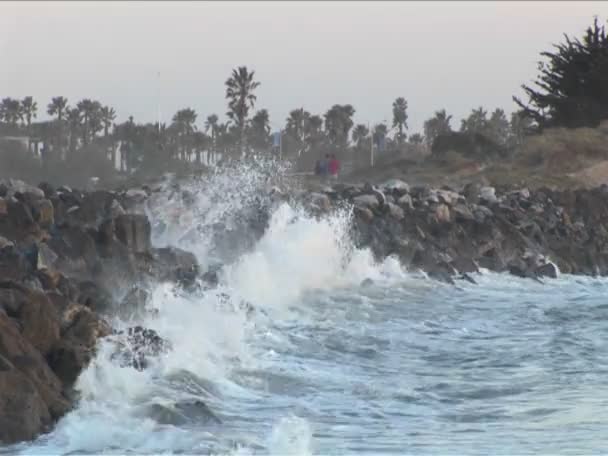 海洋波浪撞到岩石 — 图库视频影像