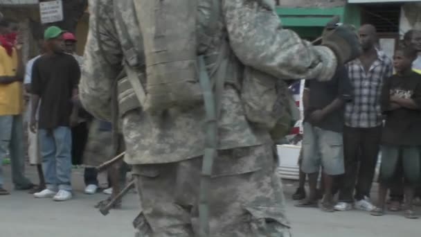受害者与美国国旗而全副武装的士兵守卫着救灾工作 — 图库视频影像