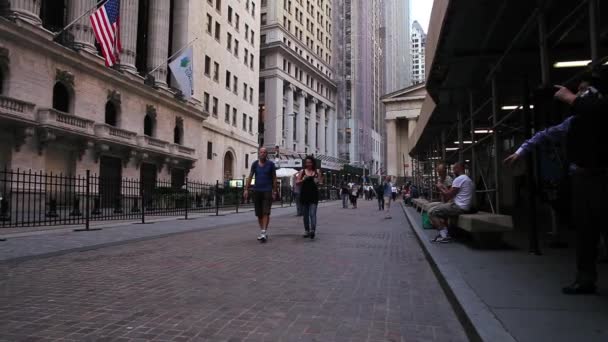 Turister vandrar nerför Wall Street i New York City — Stockvideo