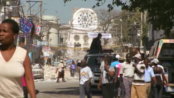 Poškozené ulice po tragické zemětřesení Haiti — Stock video