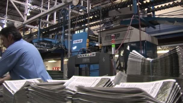 Seorang pekerja menumpuk koran — Stok Video