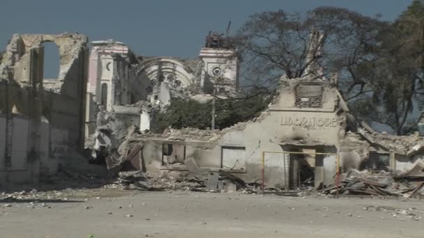 Edificios colapsados tras el terremoto de Haití . — Vídeo de stock