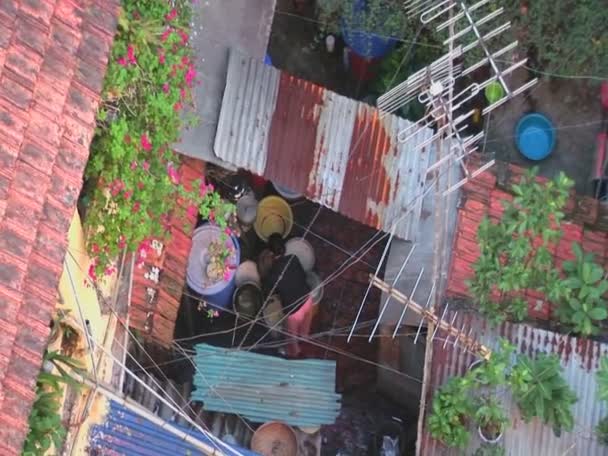 Kobieta pracuje na dachu — Wideo stockowe