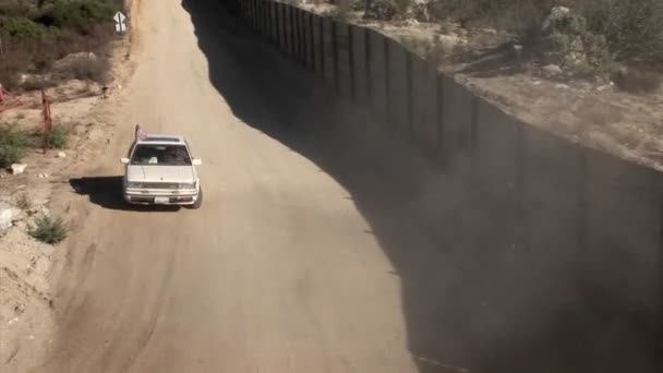 Un coche conduce por la carretera — Vídeo de stock