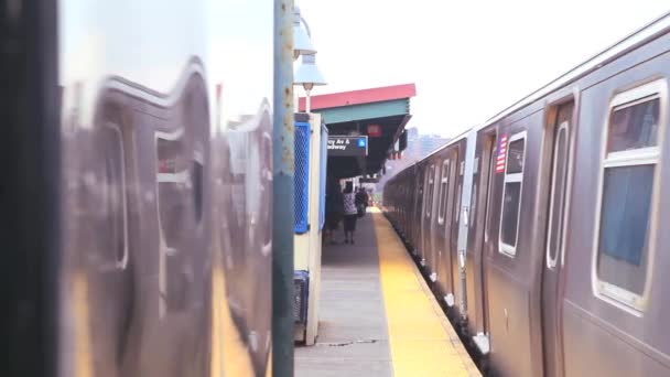 Een trein trekt in een station in New York City — Stockvideo