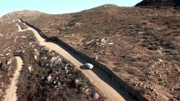 Un coche conduce por la carretera — Vídeos de Stock