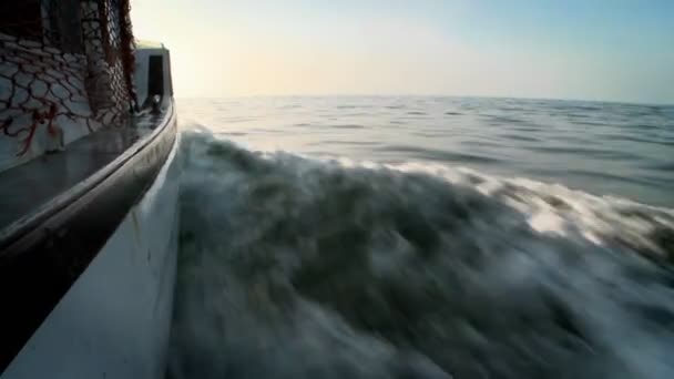 Un barco se mueve por el agua — Vídeo de stock