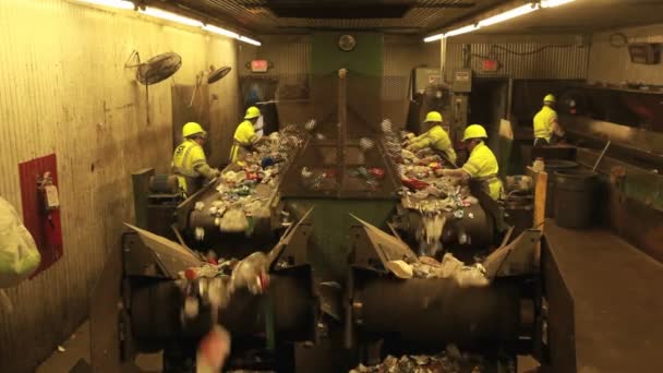 Arbetare i en återvinningscentral — Stockvideo