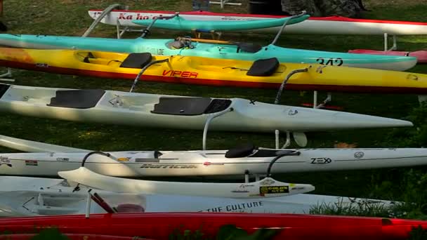 Kayaks se sientan en una playa — Vídeos de Stock