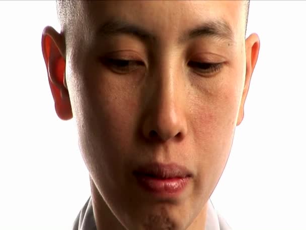 Un jeune moine bouddhiste prie — Video