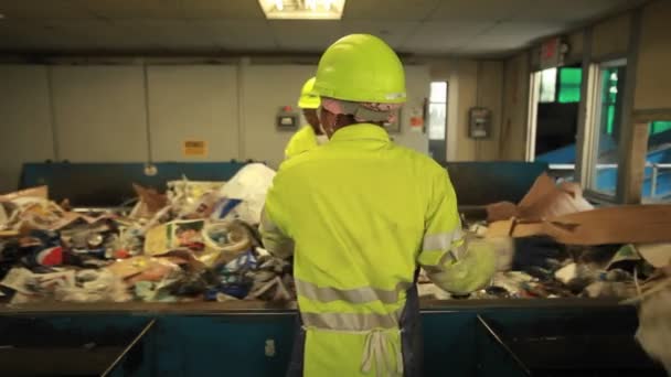 Travailleurs dans un centre de recyclage — Video