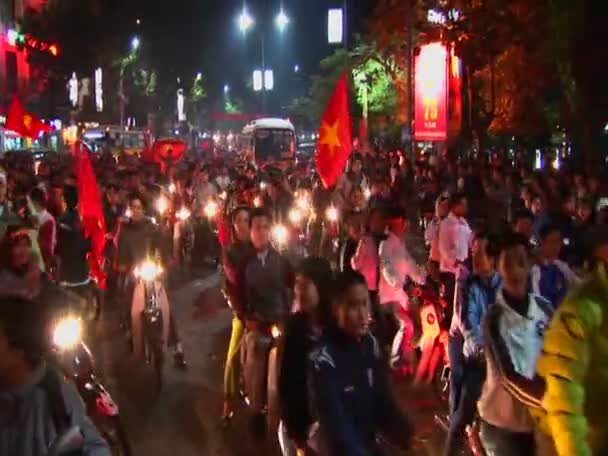 Motorfietsen onder de Vietnamese vlag menigte een boulevard — Stockvideo