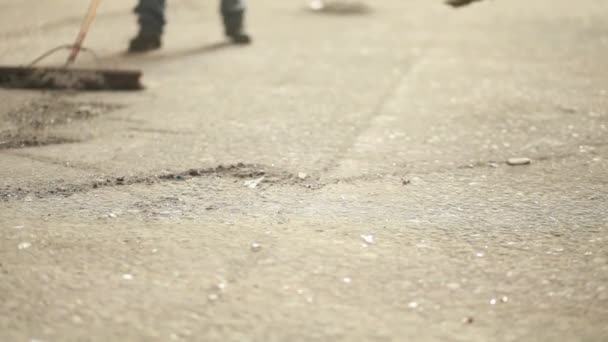 Les gens avec des balais balayant la poussière — Video
