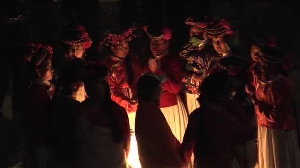 Εθνικά κινέζικα μαζεύονται γύρω από μια πυρκαγιά το βράδυ — Αρχείο Βίντεο