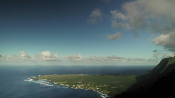 Nubes sobre la playa en una isla tropical — Vídeo de stock