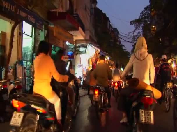 Rubrik genom en vietnamesisk stad av motorcykel — Stockvideo