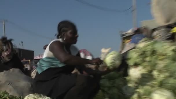 Arme Haitians leven op de straten van Haïti — Stockvideo