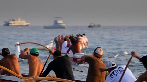 Caiaques e outriggers em uma corrida — Vídeo de Stock