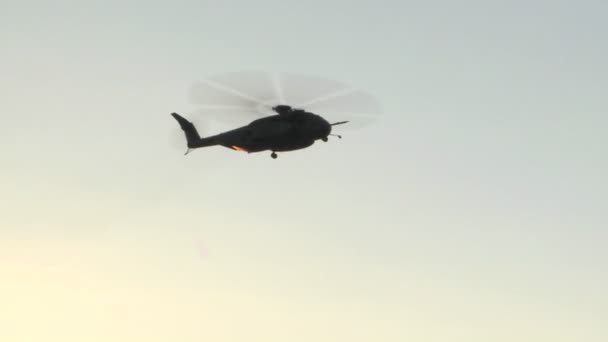 ブラック ホーク ヘリコプターをホバリングします。 — ストック動画