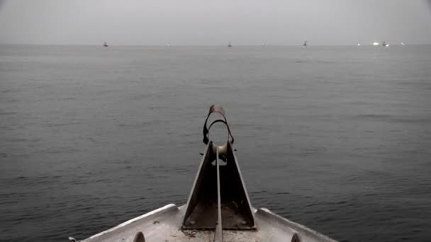 Un barco pasa a través del agua — Vídeos de Stock