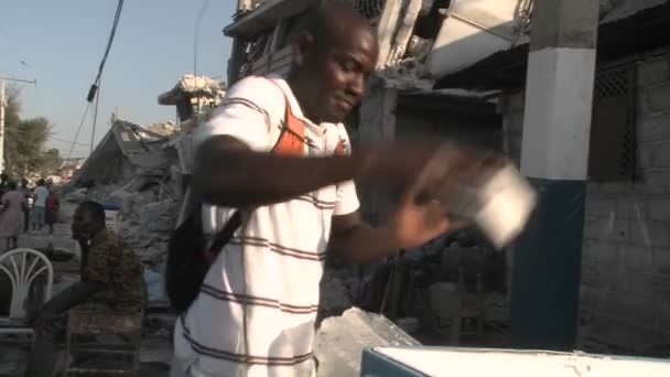 Un uomo vende ghiaccio per strada. — Video Stock