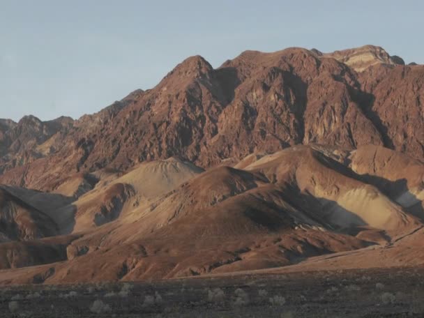 Un lasso di tempo attraverso un edificio abbandonato nel deserto — Video Stock