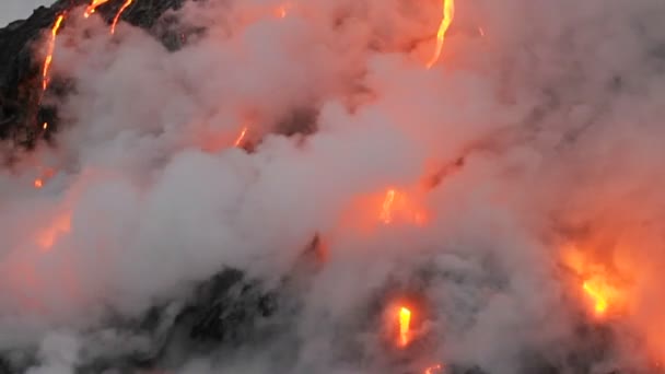 Lava fluye hacia el océano — Vídeos de Stock