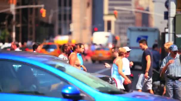 Verkeer wordt doorgegeven aan een drukke straat in New York City — Stockvideo