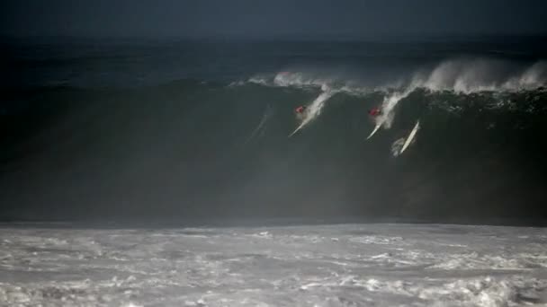 冲浪者骑在夏威夷冲浪 — 图库视频影像