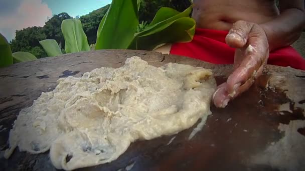 Pasta de poi é terra em um pilão ion hawaii . — Vídeo de Stock