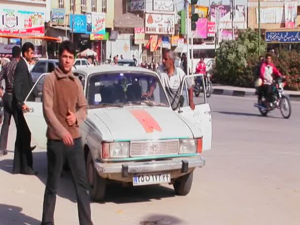 Erkekler yoğun şehir sokak yürümek — Stok video