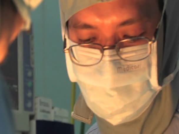 Surgeons perform an operation — Stock Video