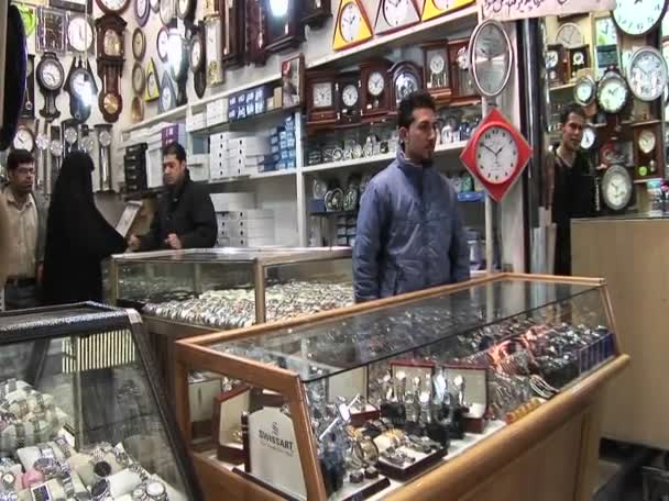 Un vendedor vende relojes en un bazar en Irán — Vídeo de stock
