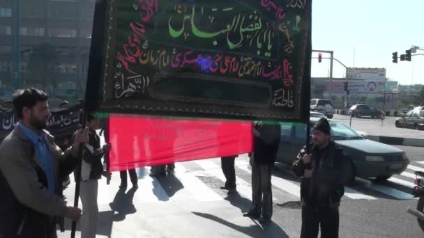 Manifestantes sostienen un cartel en la calle — Vídeo de stock