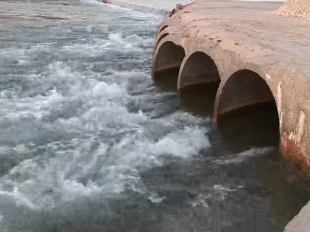 Un barrage voûté avec de l'eau courante — Video