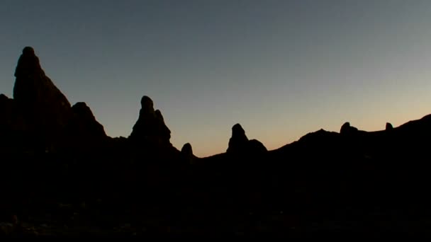 Trona Pinnacles şafak karşı. — Stok video