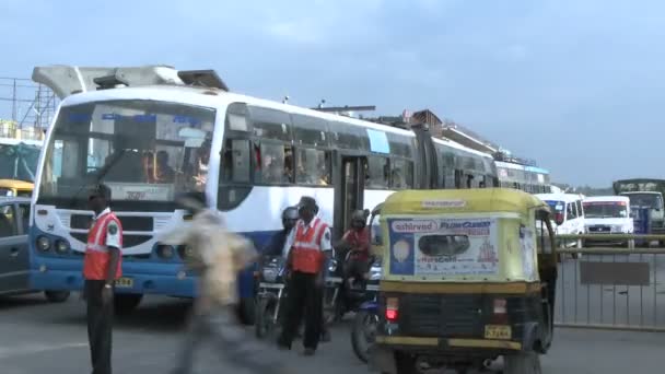 Twee bedienden direct verkeer — Stockvideo