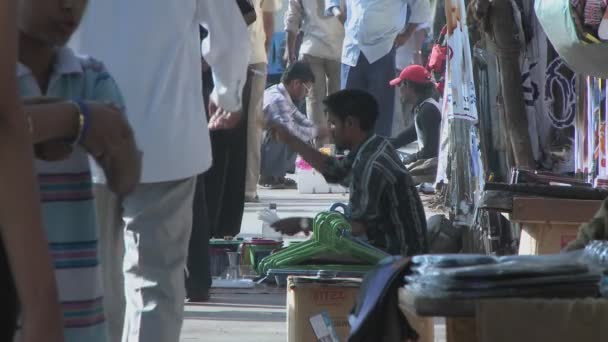 Уличные торговцы продают свои товары на тротуаре — стоковое видео